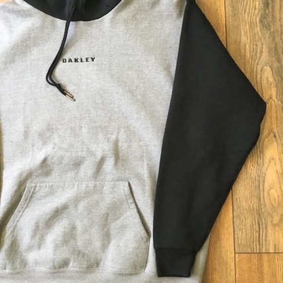 Oakley raglan hoodie size L *Minor Flaw - Picture 3 of 10